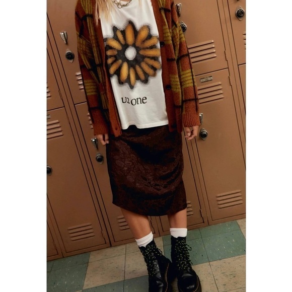 NWT DAYDREAMER 90s U2 One Daisy Graphic Grunge Rock Band Short Sleeve Tee XS - Picture 5 of 8